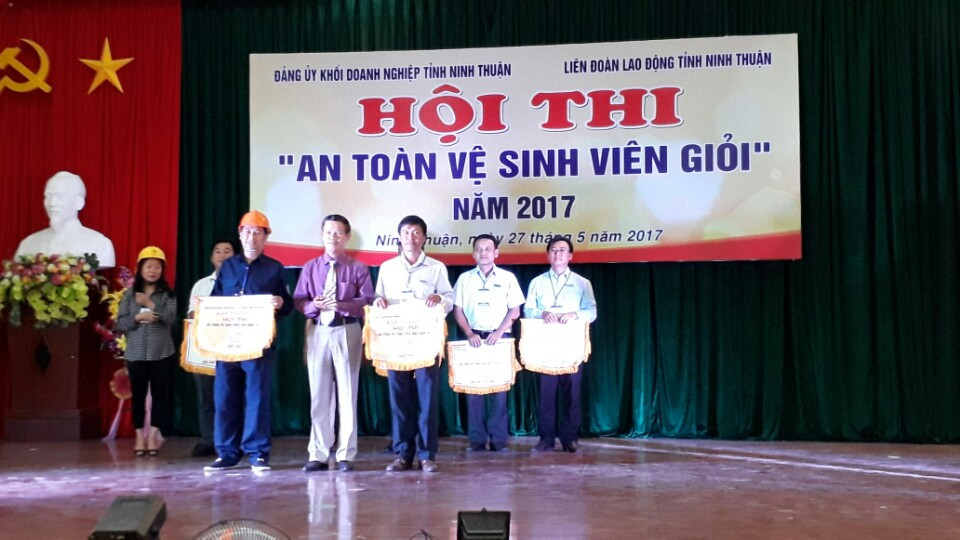 Đại diện Công ty nhận Giải Ba của hội thi