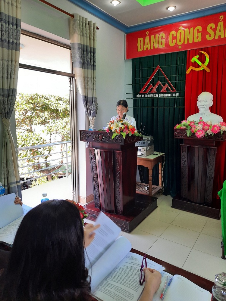 đồng chí Phạm Thị Tuyết Nương - Bí thư đảng bộ khóa IV đọc diễn văn khai mạc đại hôi